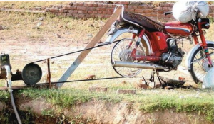 Innovation frugale - une moto qui fait pompe à eau